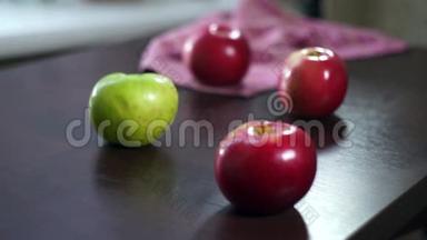 木制桌子上的新鲜苹果。 <strong>红苹果</strong>和绿苹果。 桌上有水果